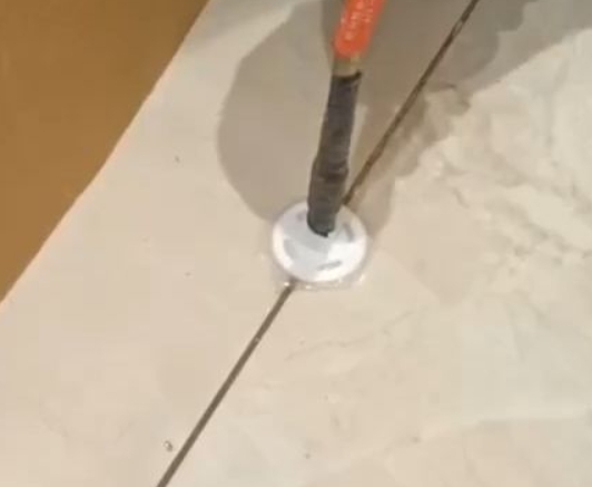 中卫瓷砖空鼓维修公司专业解答瓷砖在铺贴过程中，如果没有涂抹均匀到位的粘结材料（如水泥砂浆或瓷砖胶），可能会导致以下问题
