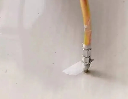 中卫瓷砖空鼓维修公司专业解答在瓷砖铺贴过程中，如果使用的砂料过粗（如全部使用了粗砂），可能会导致以下问题